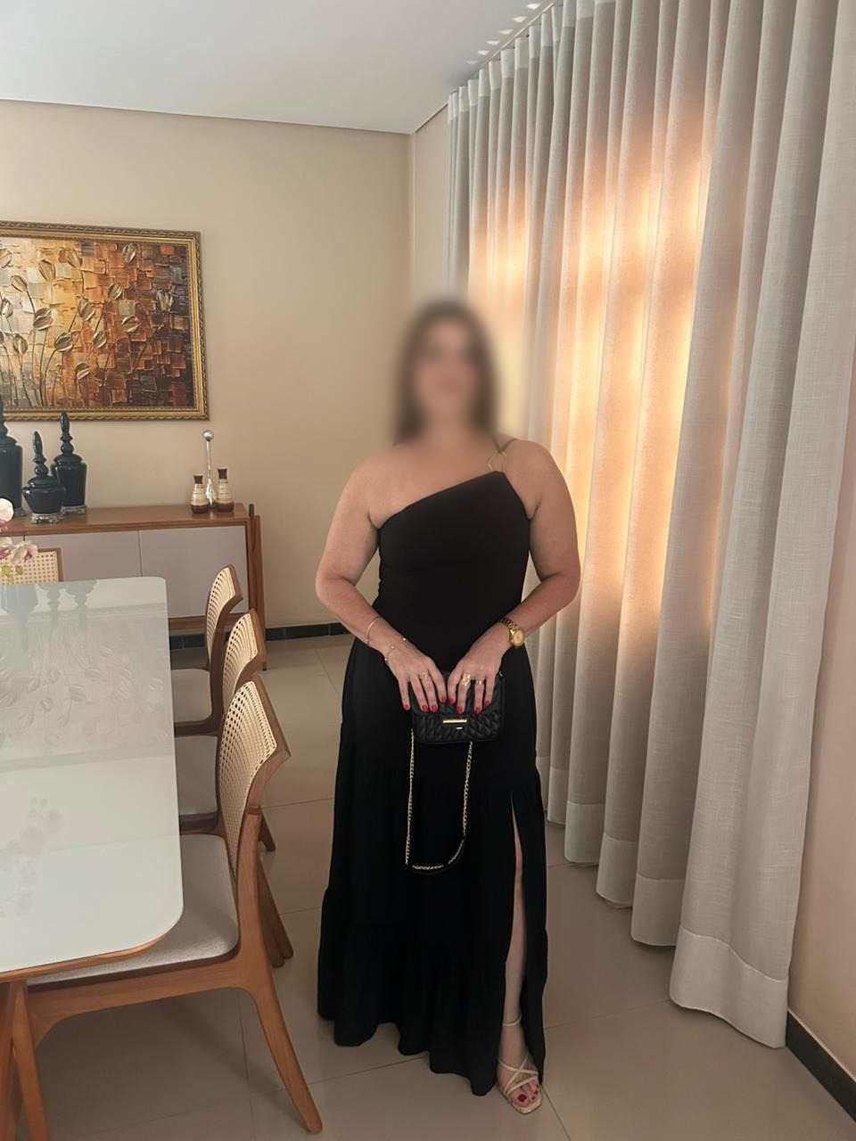 Cliente usando Vestido Vivian Preto